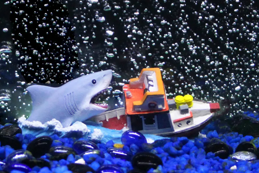 Penn-Plax Hai Bootattacke, Jaws Aquarium-Deko, klein